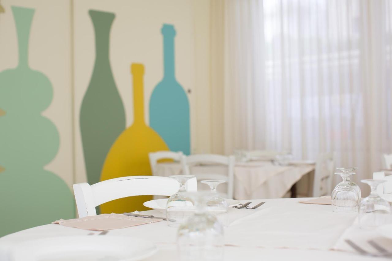Hotel Trieste Чезенатико Екстериор снимка