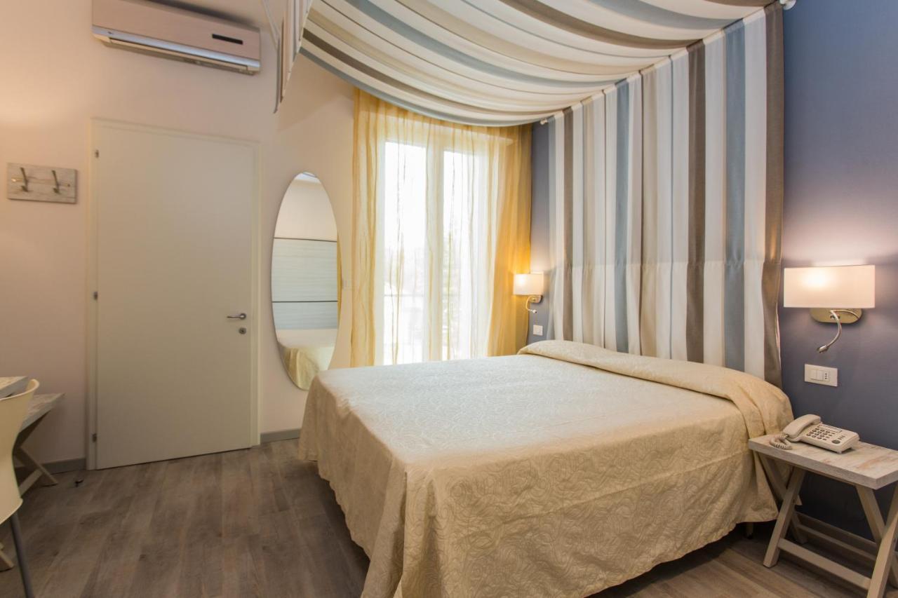 Hotel Trieste Чезенатико Екстериор снимка