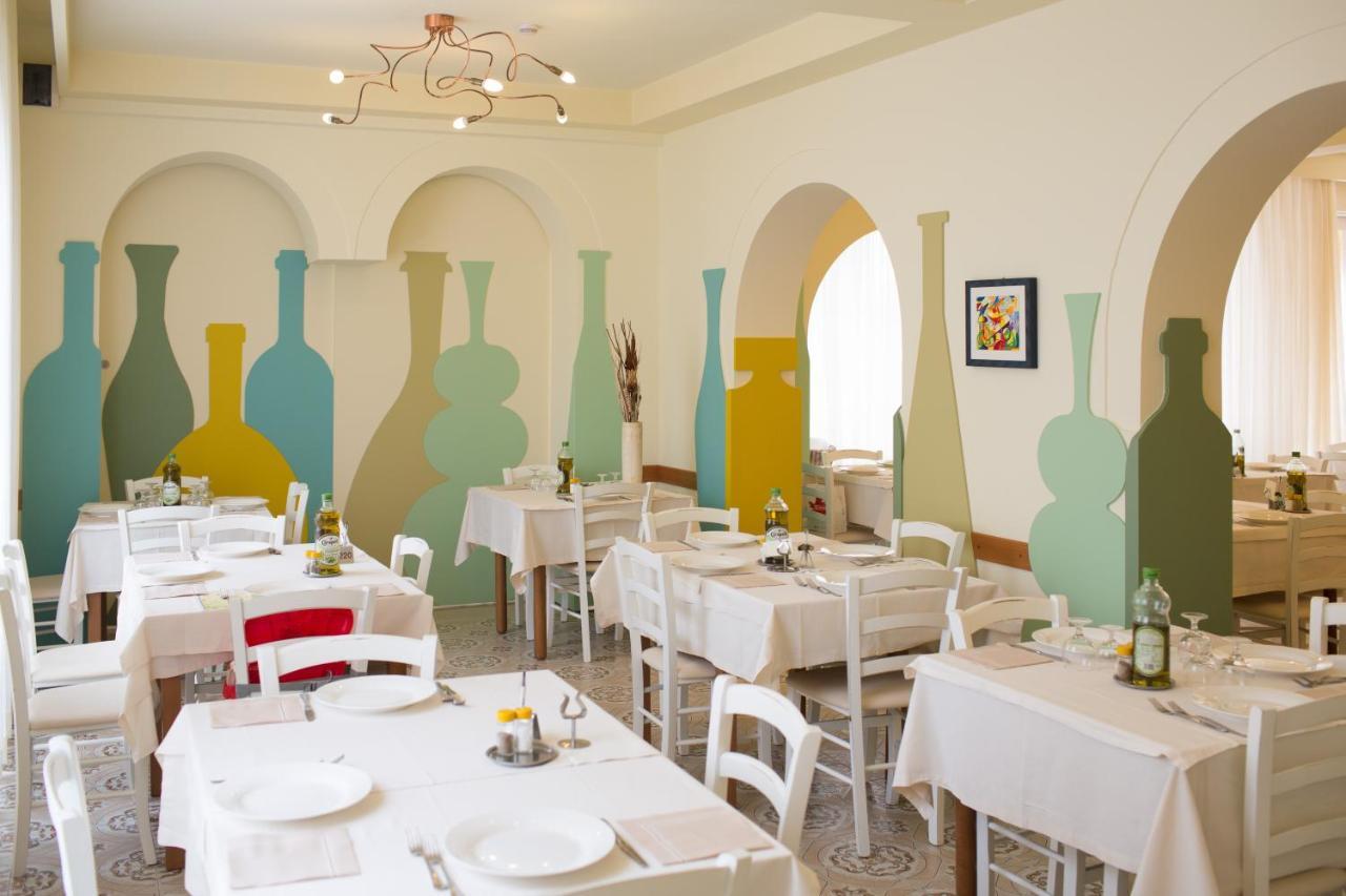 Hotel Trieste Чезенатико Екстериор снимка