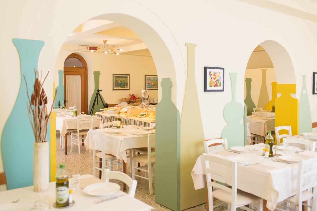 Hotel Trieste Чезенатико Екстериор снимка