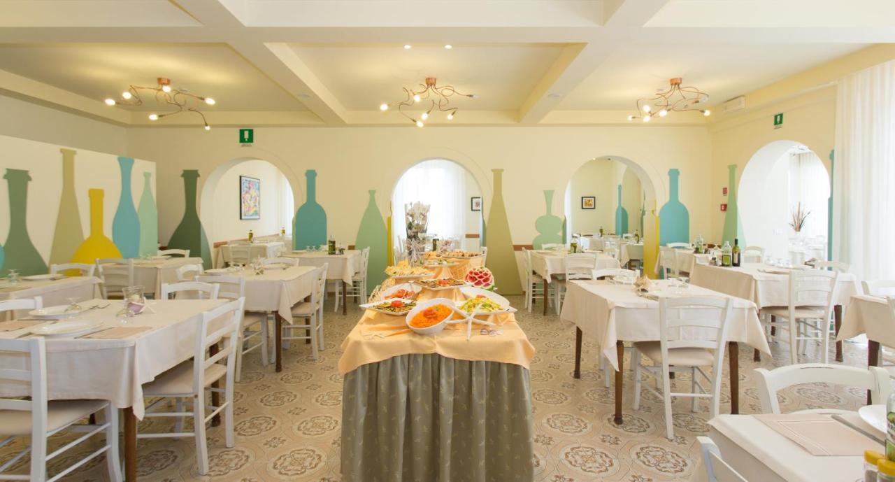 Hotel Trieste Чезенатико Екстериор снимка